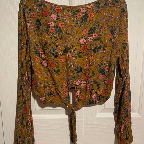 Lovely cross front blouse, Slightly cropped with a tie back and cuffed sleeves - Picture 2 of 3